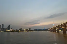 雨后晚霞中的武汉长江大桥图片