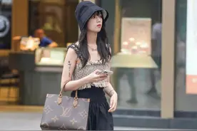 背LV on the go出门的小姐姐 都怎么穿搭？图片