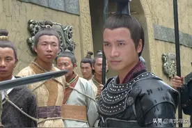 将军出上联：“金戈一横只为钱”，小兵对出下联让他无地自容图片