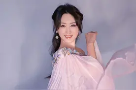 杨钰莹真成“不老女神”了，穿粉色纱裙凸显“窈窕”身材，真美图片