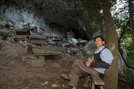 贵州“守墓人”：白天工地搬砖月薪300块，晚上回来守着567具棺材图片