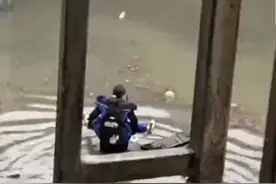 蹚着积水，冒雨背着5名学生上学 张家界民警叔叔的背温暖了这个雨天！图片
