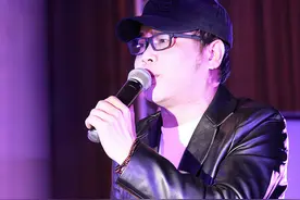 尝尽心酸遇贵人，她是刀郎的徒弟，至今未婚，但为何会惹来非议？图片