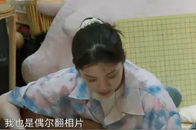 欧阳娜娜弹吉他，导演忘了准备椅子，坐姿堪称“教科书级”救场图片
