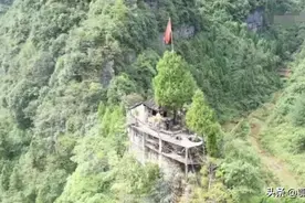 湖南湘西大山深处，有位73岁老人在万丈悬崖峭壁上建房住了30多年图片