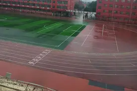 颜建国：秋雨淅沥，上学的孩子们为何都不穿雨衣？图片