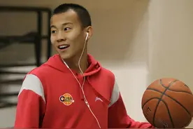 曹芳与网红女友分手，女方颜值身材均在线，球迷：看不懂了图片