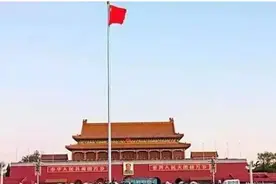 天安门国旗只升到28.3米，而不直接升到顶？作为中国人要明白原因图片