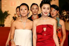 范冰冰章子怡同台，都穿抹胸礼服秀丰满身材，可胸前挖俩洞太抢镜图片