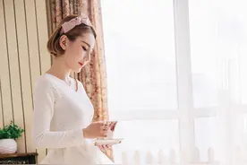 穿蕾丝网纱裙的小姐姐，配上蝴蝶发夹，青春动人，尽显柔美气息图片