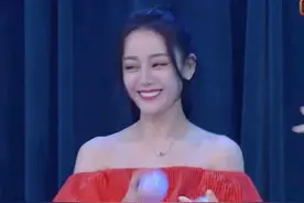 热巴“比心”被提醒别露肚皮，黄景瑜看着热巴，脸颊显红晕特效图片