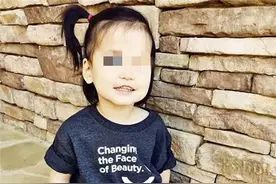 被中国父母抛弃的"蓝眼睛"女孩，却被外国夫妇一眼看中，如今怎样图片