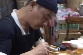 陈小春现身路边小馆，面容憔悴略显老态，全程无人问津图片