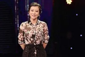 42岁郝蕾瘦出了“瓜子脸”，穿印花衬衫配半身裙，美得优雅又年轻图片