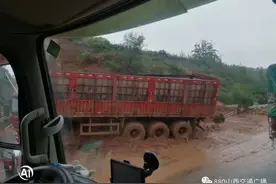 注意！山体滑坡，这段高速道路中断图片