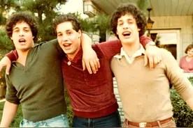 大街上，遇到两个和自己长相一样的陌生人，会发生怎样的事情？图片