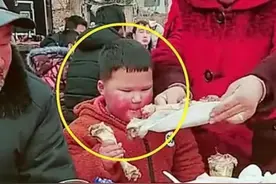 喜宴上奶奶替孙子抢肉，男孩旁若无人大快朵颐，宾客沉默不语图片