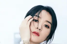 赵丽颖活动造型，身穿水湖蓝露腰裙，温柔不失优雅图片