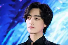 郑云龙恋情曝光？陪神秘女子练车关系密切，二人同回住所疑已同居图片