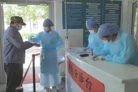 “疫”线上的三朵金花图片