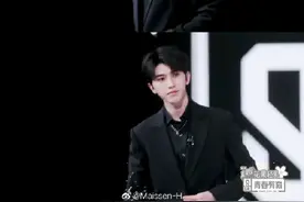 蔡徐坤黑色西装内搭同色衬衫，袖口别针个性别致，行走的衣架没错图片