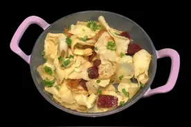 潮爸11月4日午餐记录，湖北特色美食腊肠炒豆丝、清蒸大闸蟹图片