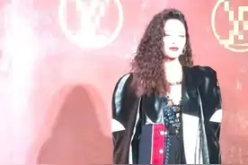 LV大秀章子怡戴五个手镯，周冬雨热巴瘦成麻杆，舒淇开心到露大嘴图片