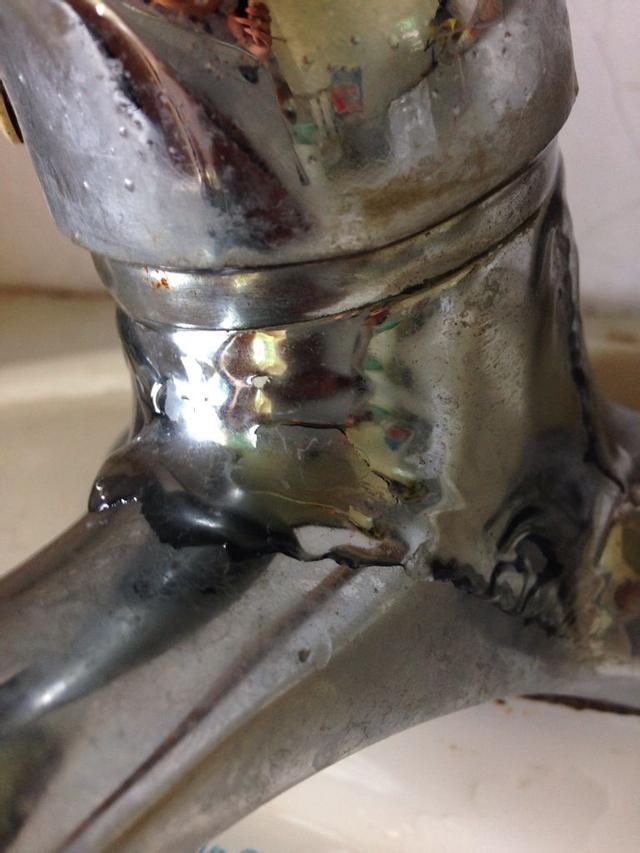 水龙头漏水赶紧修,别以为水表不转就行,电子水表一滴水都计费