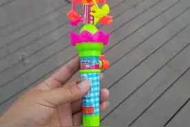 你敢让自己的孩子和这样的“小小心机女”玩吗？父母格局早就注定图片