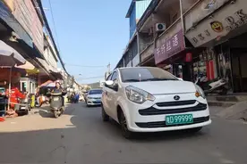 实在是“牛”！广西一乡镇惊现"电D99999"靓号电动车图片