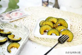 南瓜你还在蒸着吃？切成片，烤一烤，咸香适口，当减脂餐不错图片