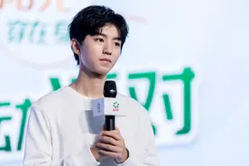 王俊凯的白色系穿搭，干净又充满少年感图片