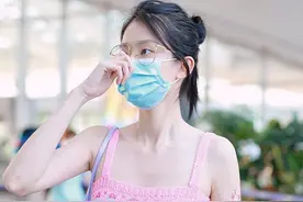 “乖乖女”乔欣走机场放开了，粉红小吊带露小蛮腰，肚脐眼都好看图片