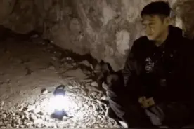 李连杰现身山洞专心修行，石子上打坐神情落寞，裤子沾泥巴显邋遢图片