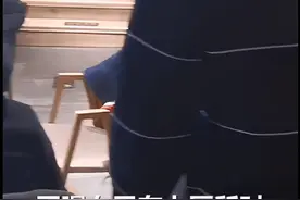 女子上厕所遭男童强行开门，上前理论反遭男童母亲疯狂辱骂：就你金贵怕被看？图片