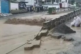 陇南泥石流：消防员救援间歇雨靴灌泥脱不下来图片
