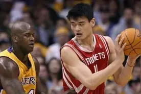 姚鲨第一次对决，奥尼尔狂砍31+13，弗老大40+，那姚明表现如何图片