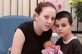 当初那个13岁喜当爹的英国小男孩，11年过去后，现状着实令人唏嘘图片