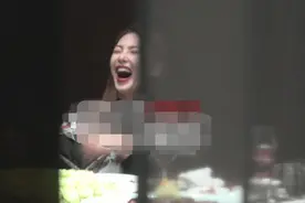 张雨绮深夜外出聚餐，烈焰红唇状态极佳，席间起身跳舞助兴图片