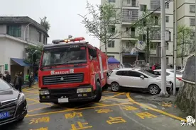 消防车强行通过发生刮擦，贵州30余位车主还要受罚？网友：该！图片