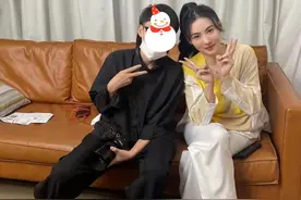 张柏芝穿拖鞋与人合影，真人年轻漂亮像18岁，被赞越老越好看图片