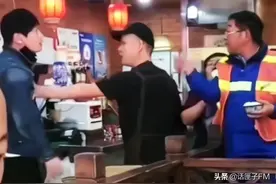 饭店老板被环卫工人吃怕了！吃了多少？7碗米饭图片