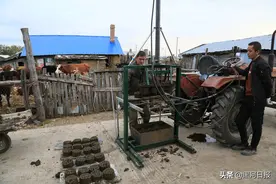牛粪成“煤”变废为宝，孙吴县研制成功牛粪压块机械图片