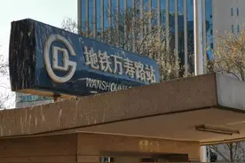 海淀万寿路乌鸦成“灾”，专家称乌鸦聚集系历史原因