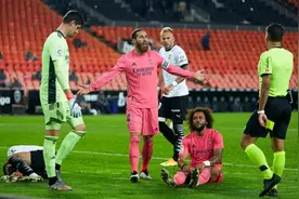 纸糊的后防线？一场送仨点球一乌龙，连齐达内赛后都很无奈图片