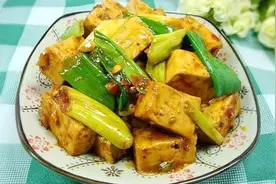 中国菜：大葱烧豆腐，好吃又营养的家常菜，简单做法图片