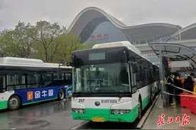 28日武汉再恢复27条公交 ，对接三大火车站的6条夜行公交也上路了图片