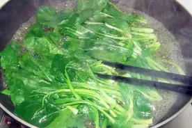 以下5类蔬菜容易生虫子，做菜之前记得要焯水，吃起来健康又卫生图片
