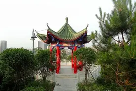 信阳城新八景之一“龟山晴雪”宛如一只巨大的银龟图片