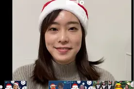 石川佳纯戴圣诞帽，露出迷人微笑！27岁日本队长曾致谢中国球迷图片
